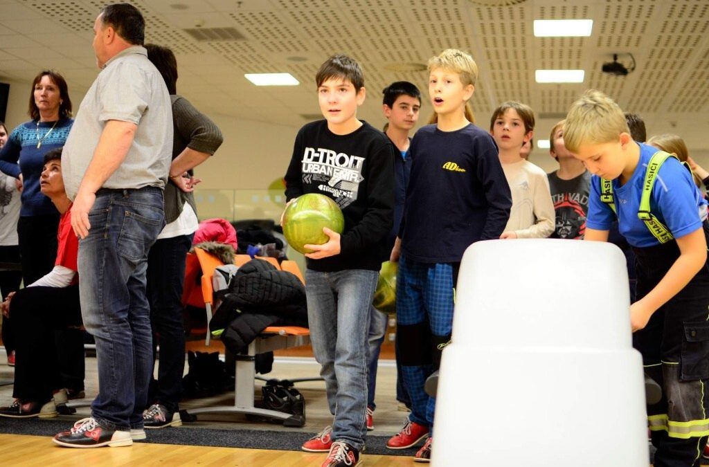 Mladí hasiči na bowlingu